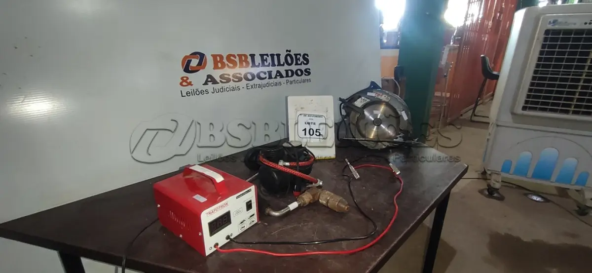 LOTE 105 - 01 SERRA CIRCULAR MARCA BOSCH, 01 CARREGADOR DE BATERIA 12V, 01 COMPRESSOR DE AR 12V E 01 FURADEIRA MANUAL. (NO ESTADO) ATENÇÃO! FAZER A VISITAÇÃO ANTES DE ARREMATAR, NÃO SABEMOS SE FUNCIONA, LEILÃO NÃO TEM GARANTIA E NEM DEVOLUÇÃO, SUJEITO A POSSÍVEIS AVARIAS VISÍVEIS/OCULTAS E/OU AUSÊNCIA DE COMPONENTES.