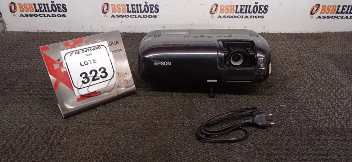 LOTE 323 - 01 PROJETOR MARCA EPSON SEM CABOS. (NO ESTADO) ATENÇÃO! FAZER A VISITAÇÃO ANTES DE ARREMATAR, NÃO SABEMOS SE FUNCIONA, LEILÃO NÃO TEM GARANTIA E NEM DEVOLUÇÃO, SUJEITO A POSSÍVEIS AVARIAS VISÍVEIS/OCULTAS E/OU AUSÊNCIA DE COMPONENTES.