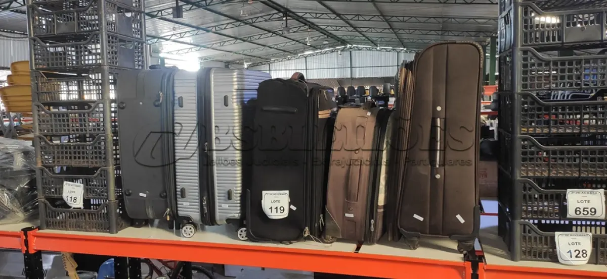 LOTE 119 - 05 MALAS DE VIAGEM DE MODELOS DIVERSOS. (NO ESTADO) ATENÇÃO! FAZER A VISITAÇÃO ANTES DE ARREMATAR, NÃO SABEMOS SE FUNCIONA, LEILÃO NÃO TEM GARANTIA E NEM DEVOLUÇÃO, SUJEITO A POSSÍVEIS AVARIAS VISÍVEIS/OCULTAS E/OU AUSÊNCIA DE COMPONENTES.