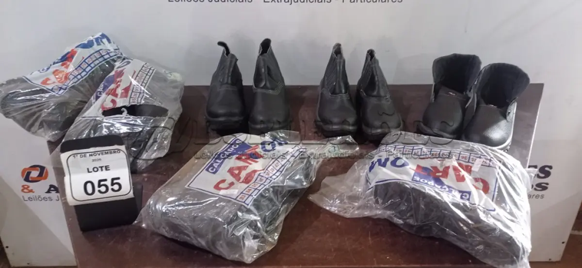 LOTE 055 - 07 PARES DE BOTAS E.P.I. DE TAMANHOS DIVERSOS. (NO ESTADO) ATENÇÃO! FAZER A VISITAÇÃO ANTES DE ARREMATAR, NÃO SABEMOS SE FUNCIONA, LEILÃO NÃO TEM GARANTIA E NEM DEVOLUÇÃO, SUJEITO A POSSÍVEIS AVARIAS VISÍVEIS/OCULTAS E/OU AUSÊNCIA DE COMPONENTES.
