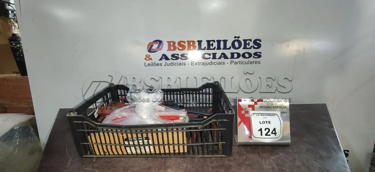 LOTE 124 - 01 LOTE COM VÁRIAS CHAVES VIRA FERRO E PONTEIROS DE FERRO. (NO ESTADO) ATENÇÃO! FAZER A VISITAÇÃO ANTES DE ARREMATAR, NÃO SABEMOS SE FUNCIONA, LEILÃO NÃO TEM GARANTIA E NEM DEVOLUÇÃO, SUJEITO A POSSÍVEIS AVARIAS VISÍVEIS/OCULTAS E/OU AUSÊNCIA DE COMPONENTES.