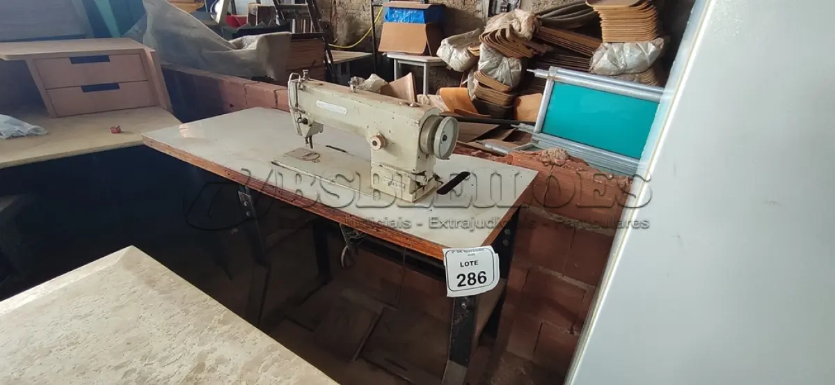 LOTE 286 - 01 MÁQUINA DE COSTURA COM BANCADA MODELO GC49-1 MARCA BENMA. (NO ESTADO) ATENÇÃO! FAZER A VISITAÇÃO ANTES DE ARREMATAR, NÃO SABEMOS SE FUNCIONA, LEILÃO NÃO TEM GARANTIA E NEM DEVOLUÇÃO, SUJEITO A POSSÍVEIS AVARIAS VISÍVEIS/OCULTAS E/OU AUSÊNCIA DE COMPONENTES.