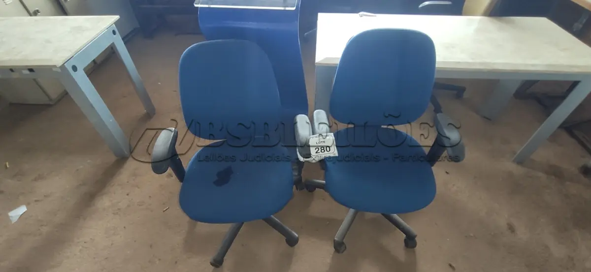 LOTE 280 - 02 CADEIRAS DE ESCRITÓRIO GIRATÓRIA. (NO ESTADO) ATENÇÃO! FAZER A VISITAÇÃO ANTES DE ARREMATAR, NÃO SABEMOS SE FUNCIONA, LEILÃO NÃO TEM GARANTIA E NEM DEVOLUÇÃO, SUJEITO A POSSÍVEIS AVARIAS VISÍVEIS/OCULTAS E/OU AUSÊNCIA DE COMPONENTES.