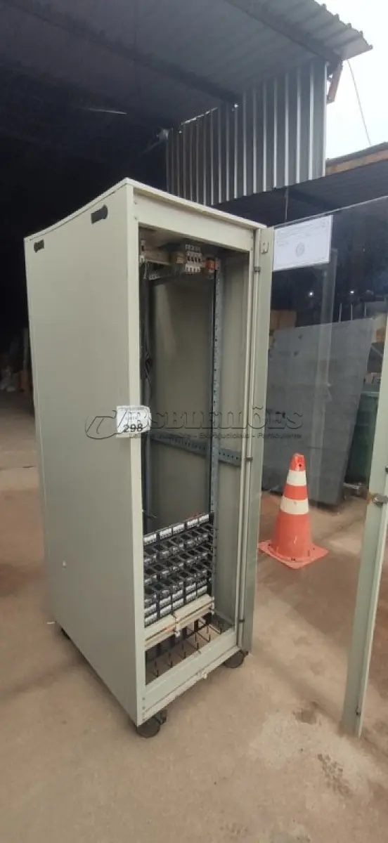 LOTE 298 - 01 RACK DE PISO PARA SERVIDORES. (NO ESTADO) ATENÇÃO! FAZER A VISITAÇÃO ANTES DE ARREMATAR, NÃO SABEMOS SE FUNCIONA, LEILÃO NÃO TEM GARANTIA E NEM DEVOLUÇÃO, SUJEITO A POSSÍVEIS AVARIAS VISÍVEIS/OCULTAS E/OU AUSÊNCIA DE COMPONENTES.