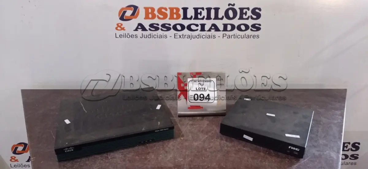 LOTE 094 - 01 ROTEADOR MODULAR DE REDE MODELO 1900 SERIES MARCA CISCO E 01 DVR DE 08 CANAIS MARCA TWG. (NO ESTADO) ATENÇÃO! FAZER A VISITAÇÃO ANTES DE ARREMATAR, NÃO SABEMOS SE FUNCIONA, LEILÃO NÃO TEM GARANTIA E NEM DEVOLUÇÃO, SUJEITO A POSSÍVEIS AVARIAS VISÍVEIS/OCULTAS E/OU AUSÊNCIA DE COMPONENTES.