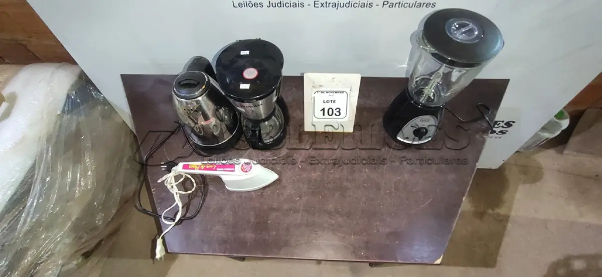 LOTE 103 - 01 LIQUIDIFICADOR MARCA BLACK DECKER, 01 CHALEIRA ELÉTRICA, 01 CAFETEIRA MARCA MONDIAL E 01 FERRO A VAPOR. (NO ESTADO) ATENÇÃO! FAZER A VISITAÇÃO ANTES DE ARREMATAR, NÃO SABEMOS SE FUNCIONA, LEILÃO NÃO TEM GARANTIA E NEM DEVOLUÇÃO, SUJEITO A POSSÍVEIS AVARIAS VISÍVEIS/OCULTAS E/OU AUSÊNCIA DE COMPONENTES.