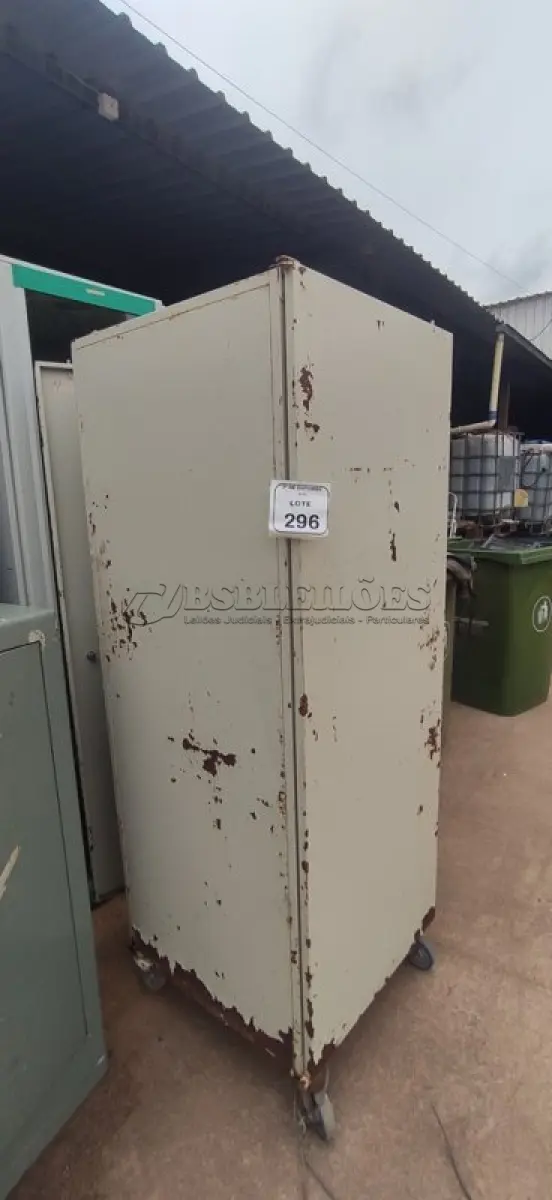 LOTE 296 - 01 RACK DE PISO PARA SERVIDORES. (NO ESTADO) ATENÇÃO! FAZER A VISITAÇÃO ANTES DE ARREMATAR, NÃO SABEMOS SE FUNCIONA, LEILÃO NÃO TEM GARANTIA E NEM DEVOLUÇÃO, SUJEITO A POSSÍVEIS AVARIAS VISÍVEIS/OCULTAS E/OU AUSÊNCIA DE COMPONENTES.