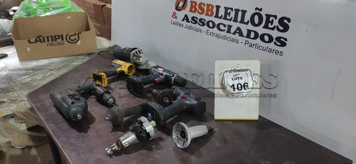LOTE 106 - 01 CAIXA COM 03 FURADEIRAS INCOMPLETAS E VÁRIAS PEÇAS DE FERRAMENTAS ELÉTRICAS. (NO ESTADO) ATENÇÃO! FAZER A VISITAÇÃO ANTES DE ARREMATAR, NÃO SABEMOS SE FUNCIONA, LEILÃO NÃO TEM GARANTIA E NEM DEVOLUÇÃO, SUJEITO A POSSÍVEIS AVARIAS VISÍVEIS/OCULTAS E/OU AUSÊNCIA DE COMPONENTES.
