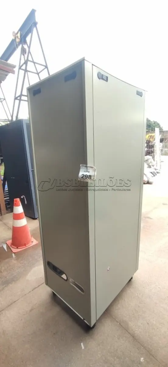 LOTE 298 - 01 RACK DE PISO PARA SERVIDORES. (NO ESTADO) ATENÇÃO! FAZER A VISITAÇÃO ANTES DE ARREMATAR, NÃO SABEMOS SE FUNCIONA, LEILÃO NÃO TEM GARANTIA E NEM DEVOLUÇÃO, SUJEITO A POSSÍVEIS AVARIAS VISÍVEIS/OCULTAS E/OU AUSÊNCIA DE COMPONENTES.