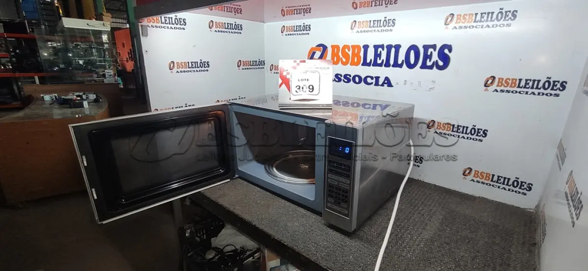 LOTE 309 - 01 MICRO-ONDAS 220V MARCA ELECTROLUX. (NO ESTADO) ATENÇÃO! FAZER A VISITAÇÃO ANTES DE ARREMATAR, NÃO SABEMOS SE FUNCIONA, LEILÃO NÃO TEM GARANTIA E NEM DEVOLUÇÃO, SUJEITO A POSSÍVEIS AVARIAS VISÍVEIS/OCULTAS E/OU AUSÊNCIA DE COMPONENTES.