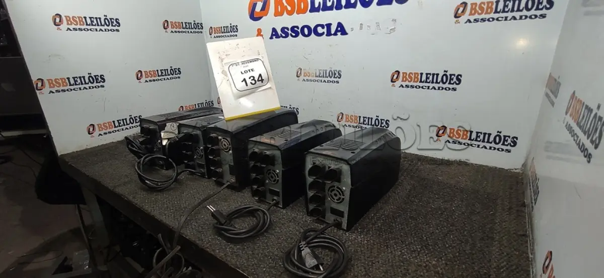LOTE 134 - 05 NOBREAKS MARCA SMS. (NO ESTADO) ATENÇÃO! FAZER A VISITAÇÃO ANTES DE ARREMATAR, NÃO SABEMOS SE FUNCIONA, LEILÃO NÃO TEM GARANTIA E NEM DEVOLUÇÃO, SUJEITO A POSSÍVEIS AVARIAS VISÍVEIS/OCULTAS E/OU AUSÊNCIA DE COMPONENTES.