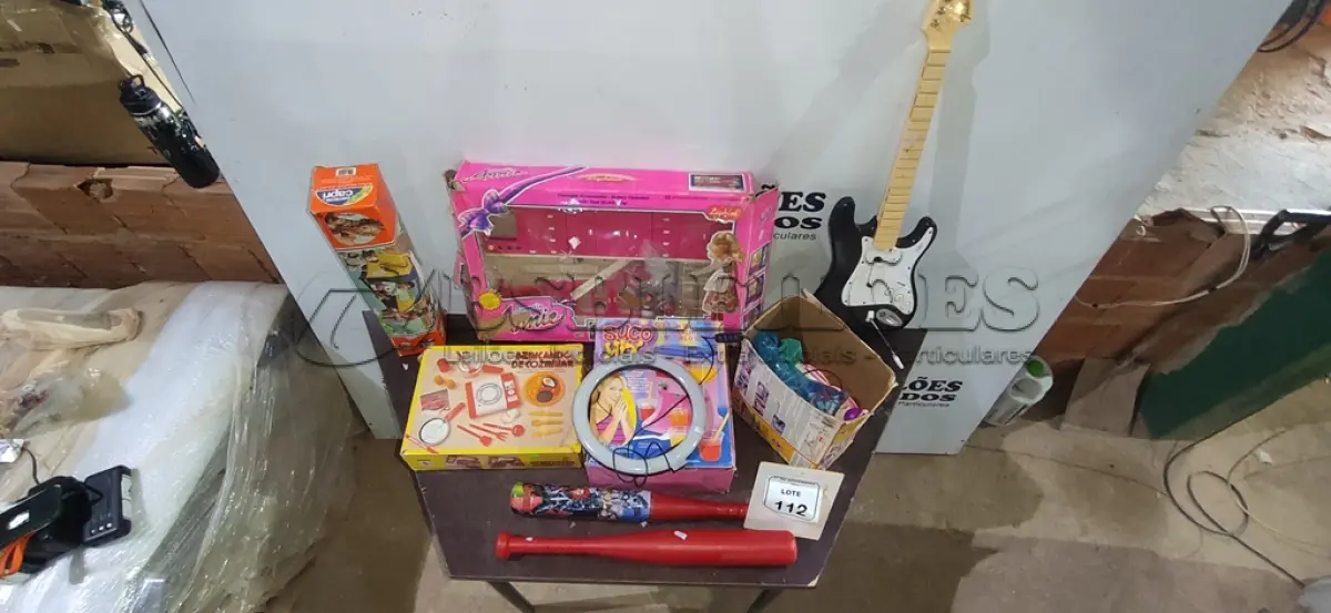 LOTE 112 - 01 PAR DE SAPATILHAS DE BALLET MODELO RECITAL 202, 01 BARRACA INFANTIL E 07 CAIXAS DE BRINQUEDOS INFANTIS DE MODELOS DIVERSOS. (NO ESTADO) ATENÇÃO! FAZER A VISITAÇÃO ANTES DE ARREMATAR, NÃO SABEMOS SE FUNCIONA, LEILÃO NÃO TEM GARANTIA E NEM DEVOLUÇÃO, SUJEITO A POSSÍVEIS AVARIAS VISÍVEIS/OCULTAS E/OU AUSÊNCIA DE COMPONENTES.