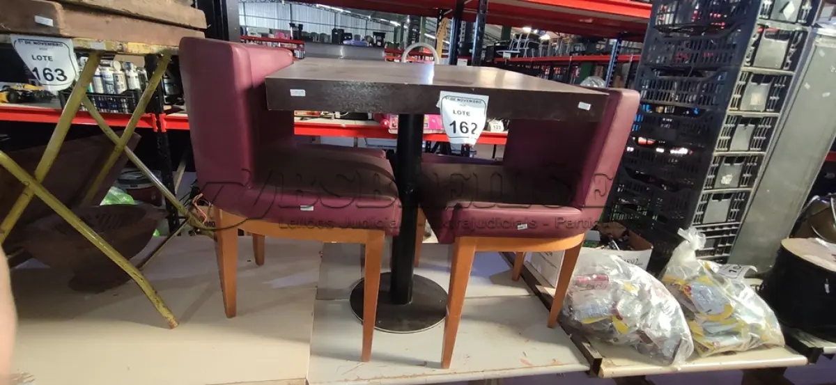 LOTE 162 - 02 CADEIRAS DE MADEIRA COM ASSENTOS ALMOFADADOS E 01 MESA DE MADEIRA COM TAMPO DE 70X68 CM. (NO ESTADO) ATENÇÃO! FAZER A VISITAÇÃO ANTES DE ARREMATAR, NÃO SABEMOS SE FUNCIONA, LEILÃO NÃO TEM GARANTIA E NEM DEVOLUÇÃO, SUJEITO A POSSÍVEIS AVARIAS VISÍVEIS/OCULTAS E/OU AUSÊNCIA DE COMPONENTES.