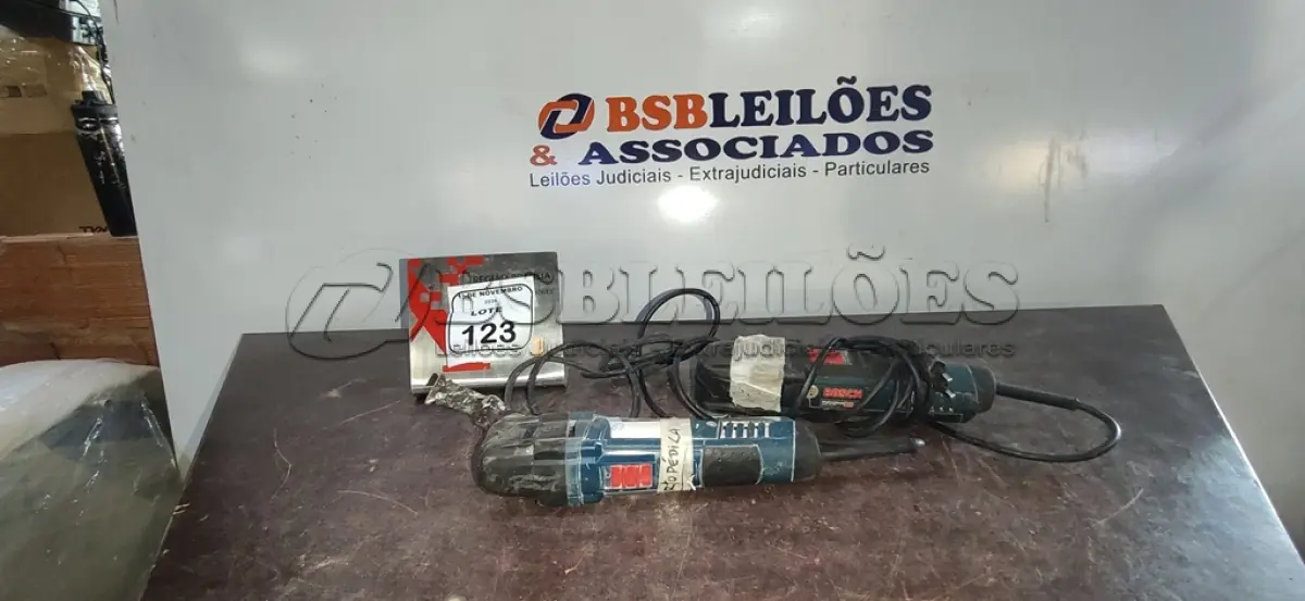LOTE 123 - 02 MULTI CORTADORAS OSCILANTE MARCA BOSCH. (NO ESTADO) ATENÇÃO! FAZER A VISITAÇÃO ANTES DE ARREMATAR, NÃO SABEMOS SE FUNCIONA, LEILÃO NÃO TEM GARANTIA E NEM DEVOLUÇÃO, SUJEITO A POSSÍVEIS AVARIAS VISÍVEIS/OCULTAS E/OU AUSÊNCIA DE COMPONENTES.
