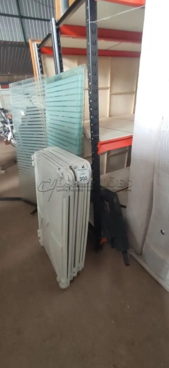 LOTE 300 - 06 VIDROS DE 1,65X0,75CM E 08 TAMPAS DE PLÁSTICOS. (NO ESTADO) ATENÇÃO! FAZER A VISITAÇÃO ANTES DE ARREMATAR, NÃO SABEMOS SE FUNCIONA, LEILÃO NÃO TEM GARANTIA E NEM DEVOLUÇÃO, SUJEITO A POSSÍVEIS AVARIAS VISÍVEIS/OCULTAS E/OU AUSÊNCIA DE COMPONENTES.
