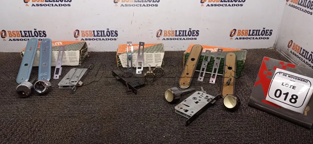 LOTE 018 - 03 FECHADURAS MARCA STAM. (NO ESTADO) ATENÇÃO! FAZER A VISITAÇÃO ANTES DE ARREMATAR, NÃO SABEMOS SE FUNCIONA, LEILÃO NÃO TEM GARANTIA E NEM DEVOLUÇÃO, SUJEITO A POSSÍVEIS AVARIAS VISÍVEIS/OCULTAS E/OU AUSÊNCIA DE COMPONENTES.