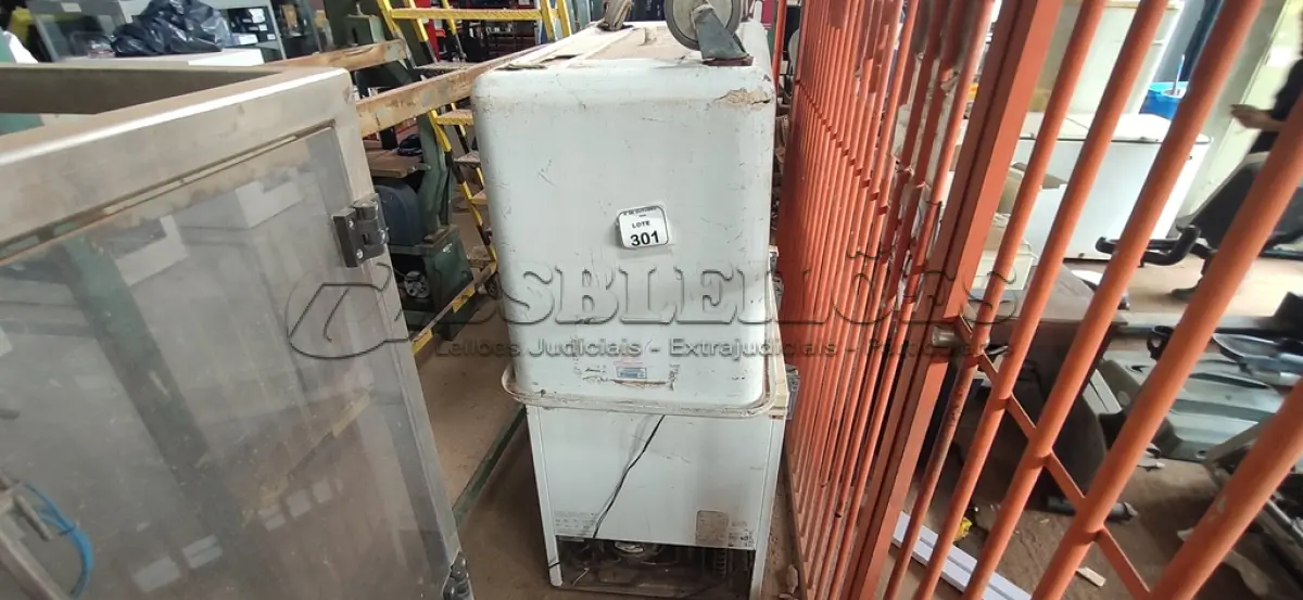 LOTE 301 - 01 FREEZER HORIZONTAL 220V MARCA ELECTROLUX E 01 TANQUE COM RODINHAS. (NO ESTADO) ATENÇÃO! FAZER A VISITAÇÃO ANTES DE ARREMATAR, NÃO SABEMOS SE FUNCIONA, LEILÃO NÃO TEM GARANTIA E NEM DEVOLUÇÃO, SUJEITO A POSSÍVEIS AVARIAS VISÍVEIS/OCULTAS E/OU AUSÊNCIA DE COMPONENTES.