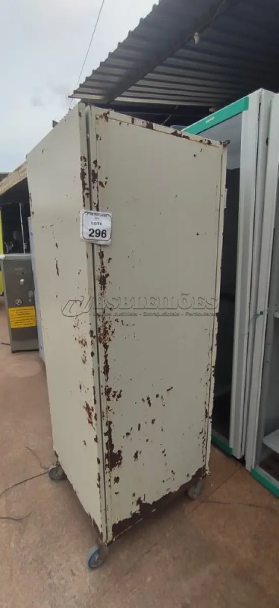 LOTE 296 - 01 RACK DE PISO PARA SERVIDORES. (NO ESTADO) ATENÇÃO! FAZER A VISITAÇÃO ANTES DE ARREMATAR, NÃO SABEMOS SE FUNCIONA, LEILÃO NÃO TEM GARANTIA E NEM DEVOLUÇÃO, SUJEITO A POSSÍVEIS AVARIAS VISÍVEIS/OCULTAS E/OU AUSÊNCIA DE COMPONENTES.