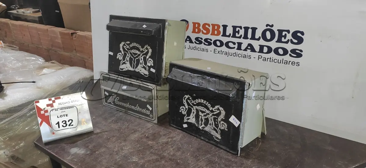 LOTE 132 - 03 CAIXAS DE CORREIO DE FERRO. (NO ESTADO) ATENÇÃO! FAZER A VISITAÇÃO ANTES DE ARREMATAR, NÃO SABEMOS SE FUNCIONA, LEILÃO NÃO TEM GARANTIA E NEM DEVOLUÇÃO, SUJEITO A POSSÍVEIS AVARIAS VISÍVEIS/OCULTAS E/OU AUSÊNCIA DE COMPONENTES.