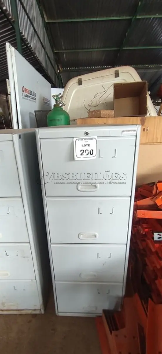 LOTE 290 - 01 ARQUIVO DE AÇO COM 04 GAVETAS. (NO ESTADO) ATENÇÃO! FAZER A VISITAÇÃO ANTES DE ARREMATAR, NÃO SABEMOS SE FUNCIONA, LEILÃO NÃO TEM GARANTIA E NEM DEVOLUÇÃO, SUJEITO A POSSÍVEIS AVARIAS VISÍVEIS/OCULTAS E/OU AUSÊNCIA DE COMPONENTES.