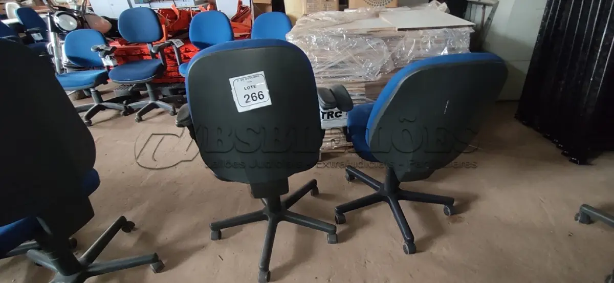 LOTE 266 - 02 CADEIRAS DE ESCRITÓRIO GIRATÓRIA. (NO ESTADO) ATENÇÃO! FAZER A VISITAÇÃO ANTES DE ARREMATAR, NÃO SABEMOS SE FUNCIONA, LEILÃO NÃO TEM GARANTIA E NEM DEVOLUÇÃO, SUJEITO A POSSÍVEIS AVARIAS VISÍVEIS/OCULTAS E/OU AUSÊNCIA DE COMPONENTES.