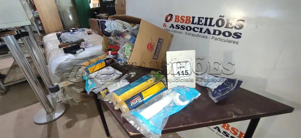 LOTE 115 - 01 CAIXA COM DIVERSOS ITENS DE ELÉTRICA, HIDRÁULICA, PINTURA E ITENS VARIADOS. (NO ESTADO) ATENÇÃO! FAZER A VISITAÇÃO ANTES DE ARREMATAR, NÃO SABEMOS SE FUNCIONA, LEILÃO NÃO TEM GARANTIA E NEM DEVOLUÇÃO, SUJEITO A POSSÍVEIS AVARIAS VISÍVEIS/OCULTAS E/OU AUSÊNCIA DE COMPONENTES.