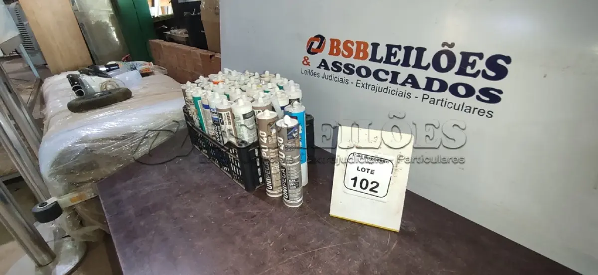 LOTE 102 - 50 BISNAGAS DE SILICONE E PU DE MARCAS E MODELOS DIVERSOS. (NO ESTADO) ATENÇÃO! FAZER A VISITAÇÃO ANTES DE ARREMATAR, NÃO SABEMOS SE FUNCIONA, LEILÃO NÃO TEM GARANTIA E NEM DEVOLUÇÃO, SUJEITO A POSSÍVEIS AVARIAS VISÍVEIS/OCULTAS E/OU AUSÊNCIA DE COMPONENTES.