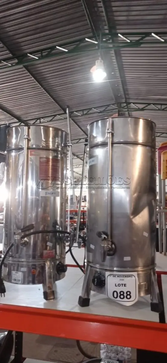 LOTE 088 - 02 CAFETEIRAS INDUSTRIAIS EM INOX. (NO ESTADO) ATENÇÃO! FAZER A VISITAÇÃO ANTES DE ARREMATAR, NÃO SABEMOS SE FUNCIONA, LEILÃO NÃO TEM GARANTIA E NEM DEVOLUÇÃO, SUJEITO A POSSÍVEIS AVARIAS VISÍVEIS/OCULTAS E/OU AUSÊNCIA DE COMPONENTES.