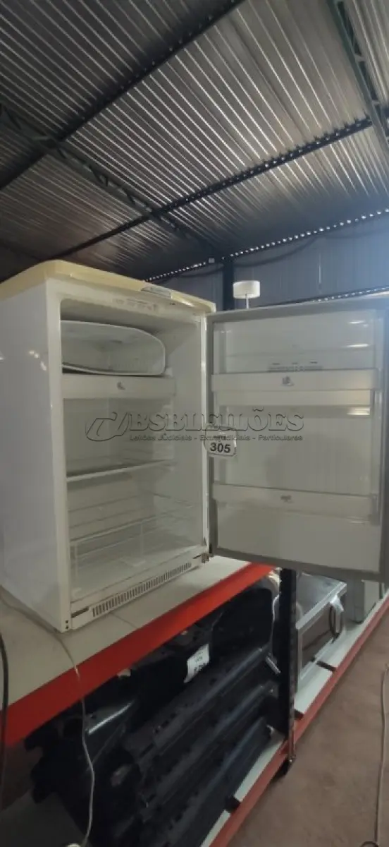 LOTE 305 - 01 FRIGOBAR R130 220V MARCA ELECTROLUX. (NO ESTADO) ATENÇÃO! FAZER A VISITAÇÃO ANTES DE ARREMATAR, NÃO SABEMOS SE FUNCIONA, LEILÃO NÃO TEM GARANTIA E NEM DEVOLUÇÃO, SUJEITO A POSSÍVEIS AVARIAS VISÍVEIS/OCULTAS E/OU AUSÊNCIA DE COMPONENTES.