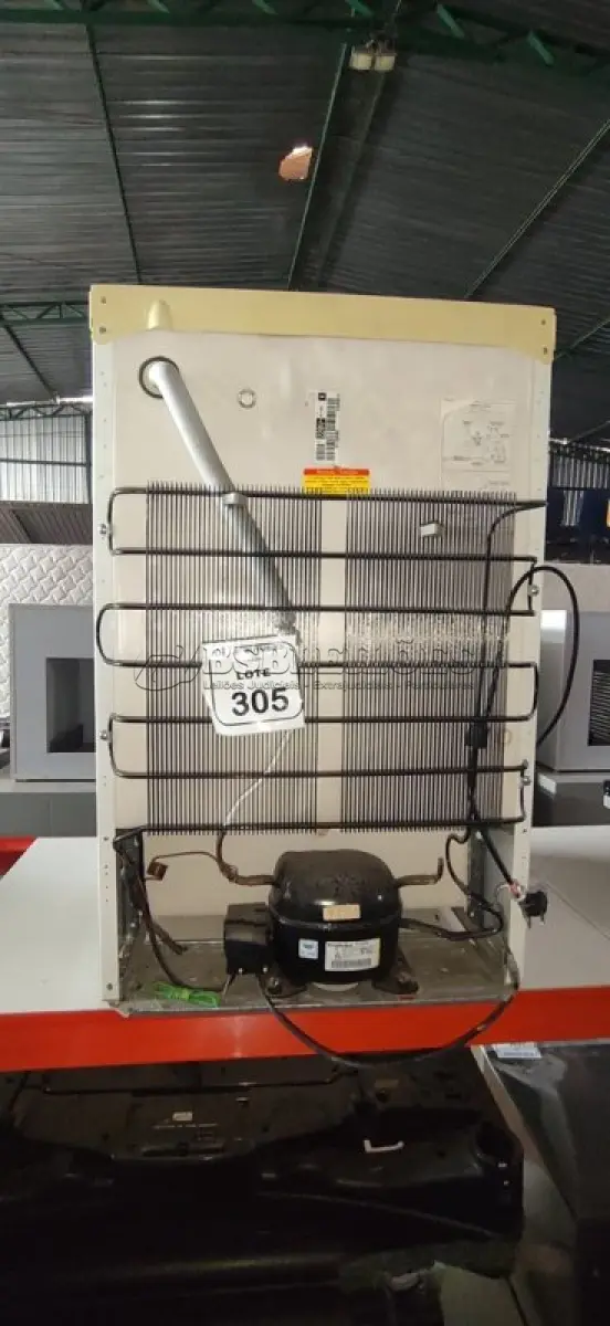 LOTE 305 - 01 FRIGOBAR R130 220V MARCA ELECTROLUX. (NO ESTADO) ATENÇÃO! FAZER A VISITAÇÃO ANTES DE ARREMATAR, NÃO SABEMOS SE FUNCIONA, LEILÃO NÃO TEM GARANTIA E NEM DEVOLUÇÃO, SUJEITO A POSSÍVEIS AVARIAS VISÍVEIS/OCULTAS E/OU AUSÊNCIA DE COMPONENTES.