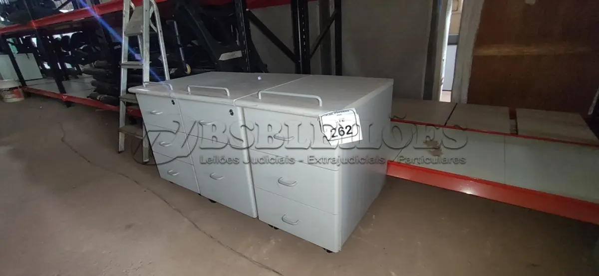 LOTE 262 - 03 GAVETEIROS COM 03 GAVETAS CADA COM RODINHAS. (NO ESTADO) ATENÇÃO! FAZER A VISITAÇÃO ANTES DE ARREMATAR, NÃO SABEMOS SE FUNCIONA, LEILÃO NÃO TEM GARANTIA E NEM DEVOLUÇÃO, SUJEITO A POSSÍVEIS AVARIAS VISÍVEIS/OCULTAS E/OU AUSÊNCIA DE COMPONENTES.
