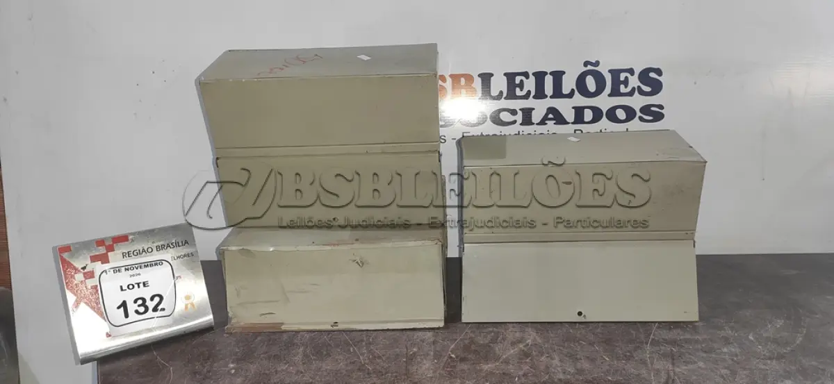 LOTE 132 - 03 CAIXAS DE CORREIO DE FERRO. (NO ESTADO) ATENÇÃO! FAZER A VISITAÇÃO ANTES DE ARREMATAR, NÃO SABEMOS SE FUNCIONA, LEILÃO NÃO TEM GARANTIA E NEM DEVOLUÇÃO, SUJEITO A POSSÍVEIS AVARIAS VISÍVEIS/OCULTAS E/OU AUSÊNCIA DE COMPONENTES.