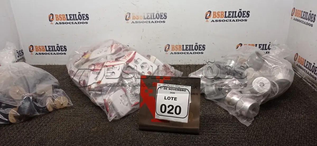 LOTE 020 - 01 LOTE COM GRANDE QUANTIDADE DE PÉS PARA MÓVEIS EM MADEIRA E PLÁSTICO E INTERRUPTORES DE 01 TECLA COM TOMADA. (NO ESTADO) ATENÇÃO! FAZER A VISITAÇÃO ANTES DE ARREMATAR, NÃO SABEMOS SE FUNCIONA, LEILÃO NÃO TEM GARANTIA E NEM DEVOLUÇÃO, SUJEITO A POSSÍVEIS AVARIAS VISÍVEIS/OCULTAS E/OU AUSÊNCIA DE COMPONENTES.