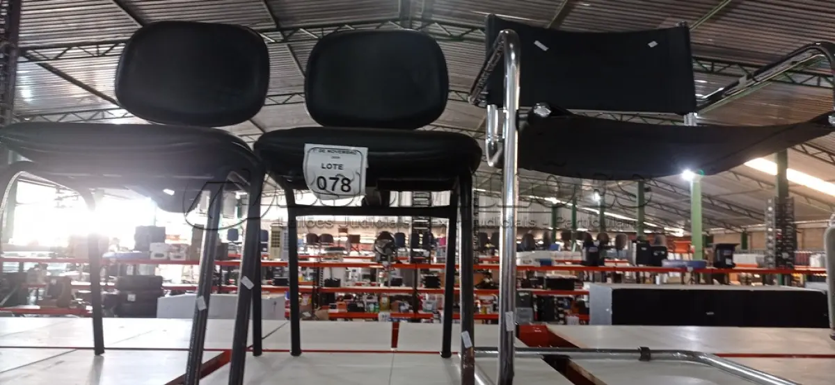 LOTE 078 - 03 CADEIRAS DE PÉS FIXOS NA COR PRETA. (NO ESTADO) ATENÇÃO! FAZER A VISITAÇÃO ANTES DE ARREMATAR, NÃO SABEMOS SE FUNCIONA, LEILÃO NÃO TEM GARANTIA E NEM DEVOLUÇÃO, SUJEITO A POSSÍVEIS AVARIAS VISÍVEIS/OCULTAS E/OU AUSÊNCIA DE COMPONENTES.