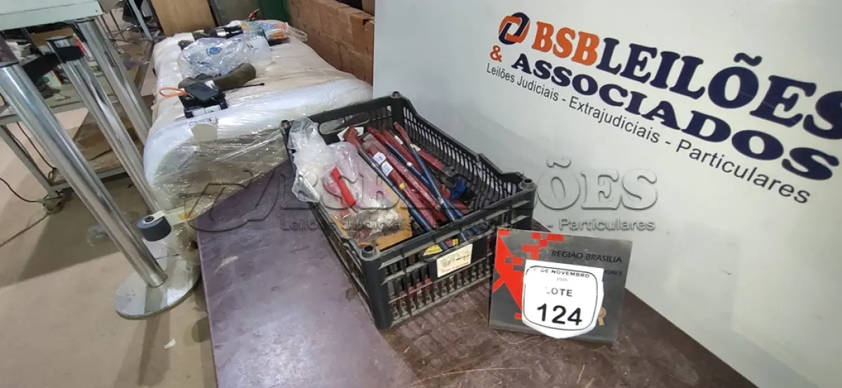 LOTE 124 - 01 LOTE COM VÁRIAS CHAVES VIRA FERRO E PONTEIROS DE FERRO. (NO ESTADO) ATENÇÃO! FAZER A VISITAÇÃO ANTES DE ARREMATAR, NÃO SABEMOS SE FUNCIONA, LEILÃO NÃO TEM GARANTIA E NEM DEVOLUÇÃO, SUJEITO A POSSÍVEIS AVARIAS VISÍVEIS/OCULTAS E/OU AUSÊNCIA DE COMPONENTES.