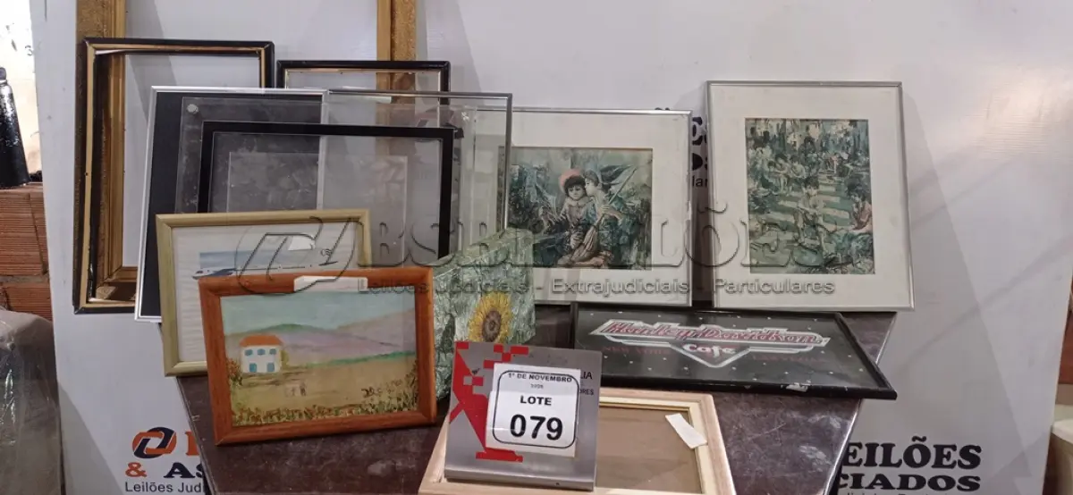 LOTE 079 - 01 LOTE COM VÁRIOS QUADROS DECORATIVOS E MOLDURAS DE TAMANHOS DIVERSOS. (NO ESTADO) ATENÇÃO! FAZER A VISITAÇÃO ANTES DE ARREMATAR, NÃO SABEMOS SE FUNCIONA, LEILÃO NÃO TEM GARANTIA E NEM DEVOLUÇÃO, SUJEITO A POSSÍVEIS AVARIAS VISÍVEIS/OCULTAS E/OU AUSÊNCIA DE COMPONENTES.