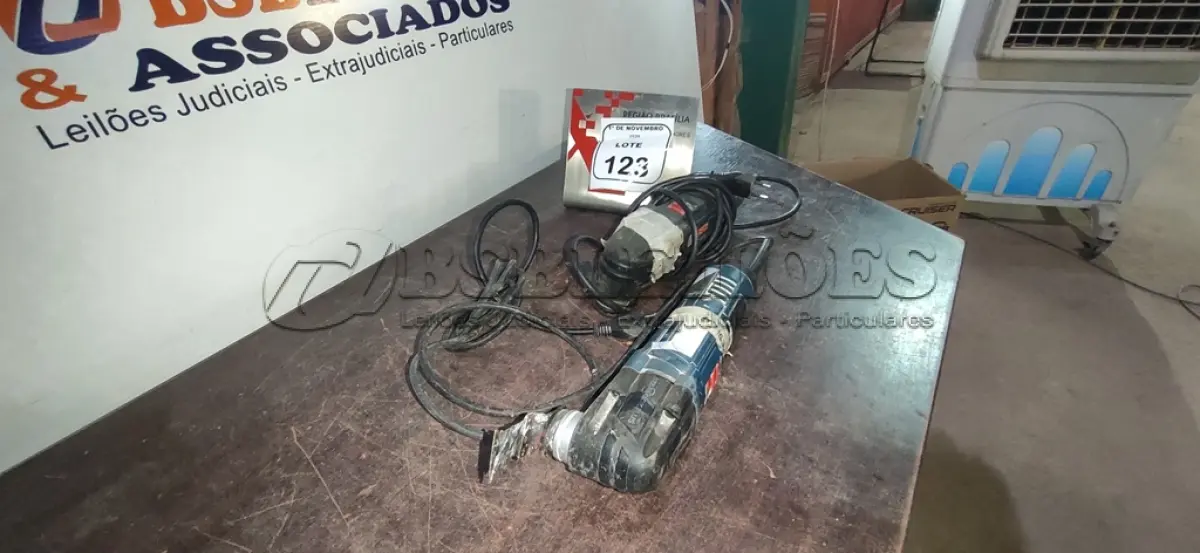LOTE 123 - 02 MULTI CORTADORAS OSCILANTE MARCA BOSCH. (NO ESTADO) ATENÇÃO! FAZER A VISITAÇÃO ANTES DE ARREMATAR, NÃO SABEMOS SE FUNCIONA, LEILÃO NÃO TEM GARANTIA E NEM DEVOLUÇÃO, SUJEITO A POSSÍVEIS AVARIAS VISÍVEIS/OCULTAS E/OU AUSÊNCIA DE COMPONENTES.