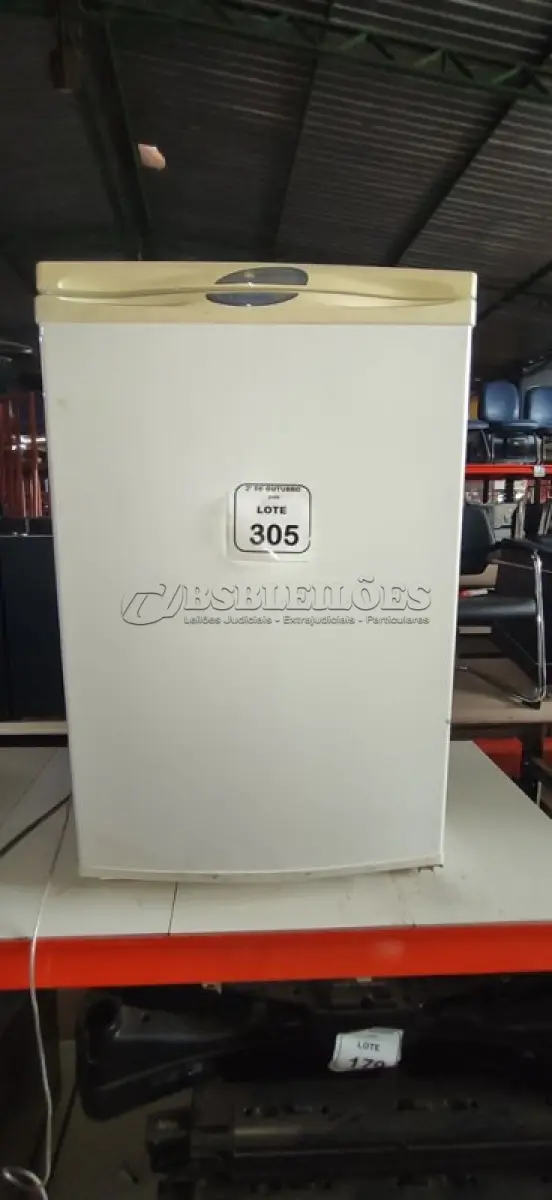 LOTE 305 - 01 FRIGOBAR R130 220V MARCA ELECTROLUX. (NO ESTADO) ATENÇÃO! FAZER A VISITAÇÃO ANTES DE ARREMATAR, NÃO SABEMOS SE FUNCIONA, LEILÃO NÃO TEM GARANTIA E NEM DEVOLUÇÃO, SUJEITO A POSSÍVEIS AVARIAS VISÍVEIS/OCULTAS E/OU AUSÊNCIA DE COMPONENTES.
