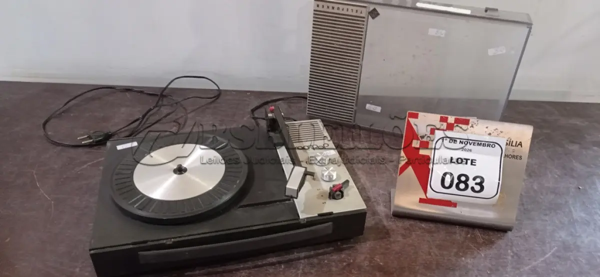 LOTE 083 - 01 TOCA DISCOS MODELO SOMPOP MARCA TELEFUNKEN. (NO ESTADO) ATENÇÃO! FAZER A VISITAÇÃO ANTES DE ARREMATAR, NÃO SABEMOS SE FUNCIONA, LEILÃO NÃO TEM GARANTIA E NEM DEVOLUÇÃO, SUJEITO A POSSÍVEIS AVARIAS VISÍVEIS/OCULTAS E/OU AUSÊNCIA DE COMPONENTES.