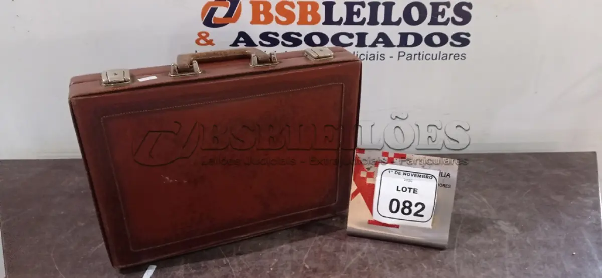 LOTE 082 - 01 PASTA EXECUTIVA EM COURO. (NO ESTADO) ATENÇÃO! FAZER A VISITAÇÃO ANTES DE ARREMATAR, NÃO SABEMOS SE FUNCIONA, LEILÃO NÃO TEM GARANTIA E NEM DEVOLUÇÃO, SUJEITO A POSSÍVEIS AVARIAS VISÍVEIS/OCULTAS E/OU AUSÊNCIA DE COMPONENTES.