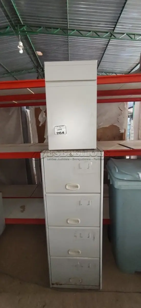 LOTE 264 - 01 ARQUIVO DE AÇO COM 04 GAVETAS E 01 ARMÁRIO BAIXO COM 01 GAVETA E SUPORTE PARA CPU. (NO ESTADO) ATENÇÃO! FAZER A VISITAÇÃO ANTES DE ARREMATAR, NÃO SABEMOS SE FUNCIONA, LEILÃO NÃO TEM GARANTIA E NEM DEVOLUÇÃO, SUJEITO A POSSÍVEIS AVARIAS VISÍVEIS/OCULTAS E/OU AUSÊNCIA DE COMPONENTES.