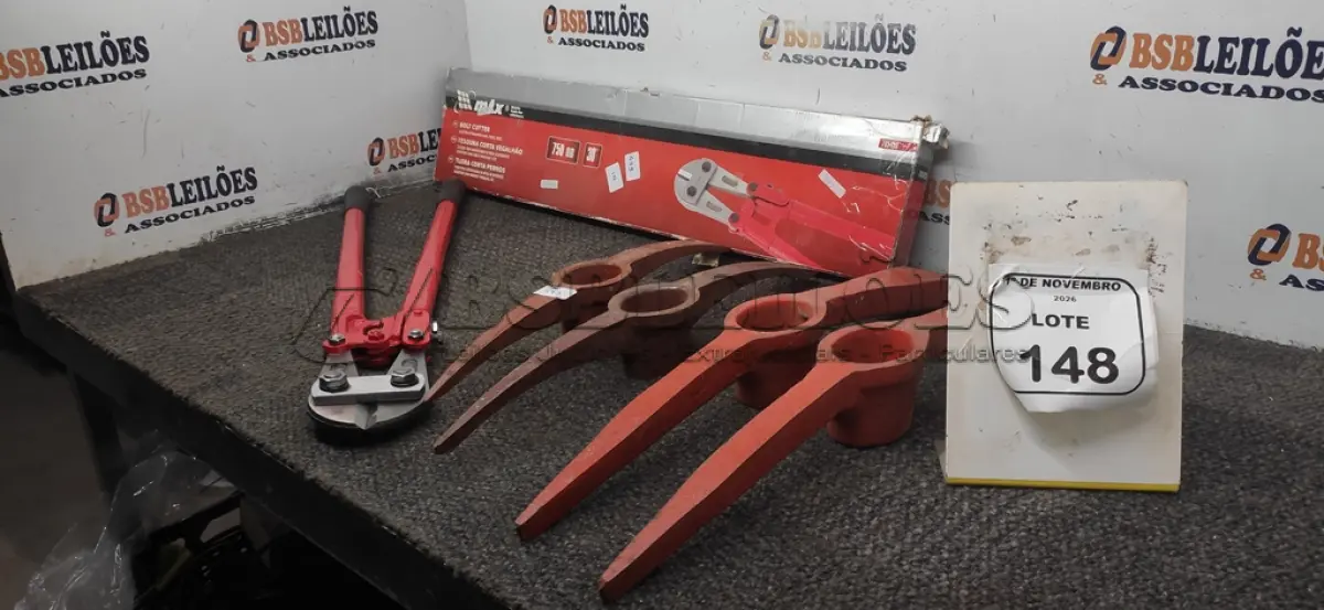 LOTE 148 - 04 PICARETAS SEM CABOS E 01 TESOURA CORTA VERGALHÃO. (NO ESTADO) ATENÇÃO! FAZER A VISITAÇÃO ANTES DE ARREMATAR, NÃO SABEMOS SE FUNCIONA, LEILÃO NÃO TEM GARANTIA E NEM DEVOLUÇÃO, SUJEITO A POSSÍVEIS AVARIAS VISÍVEIS/OCULTAS E/OU AUSÊNCIA DE COMPONENTES.