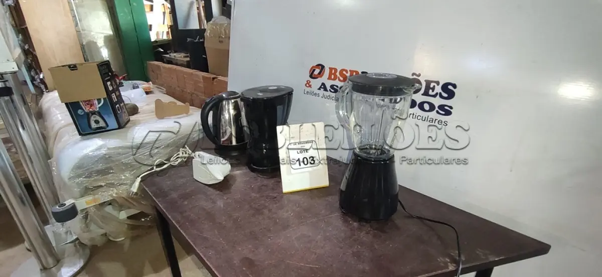 LOTE 103 - 01 LIQUIDIFICADOR MARCA BLACK DECKER, 01 CHALEIRA ELÉTRICA, 01 CAFETEIRA MARCA MONDIAL E 01 FERRO A VAPOR. (NO ESTADO) ATENÇÃO! FAZER A VISITAÇÃO ANTES DE ARREMATAR, NÃO SABEMOS SE FUNCIONA, LEILÃO NÃO TEM GARANTIA E NEM DEVOLUÇÃO, SUJEITO A POSSÍVEIS AVARIAS VISÍVEIS/OCULTAS E/OU AUSÊNCIA DE COMPONENTES.