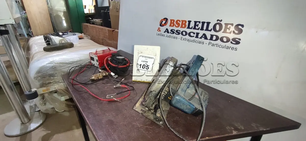LOTE 105 - 01 SERRA CIRCULAR MARCA BOSCH, 01 CARREGADOR DE BATERIA 12V, 01 COMPRESSOR DE AR 12V E 01 FURADEIRA MANUAL. (NO ESTADO) ATENÇÃO! FAZER A VISITAÇÃO ANTES DE ARREMATAR, NÃO SABEMOS SE FUNCIONA, LEILÃO NÃO TEM GARANTIA E NEM DEVOLUÇÃO, SUJEITO A POSSÍVEIS AVARIAS VISÍVEIS/OCULTAS E/OU AUSÊNCIA DE COMPONENTES.