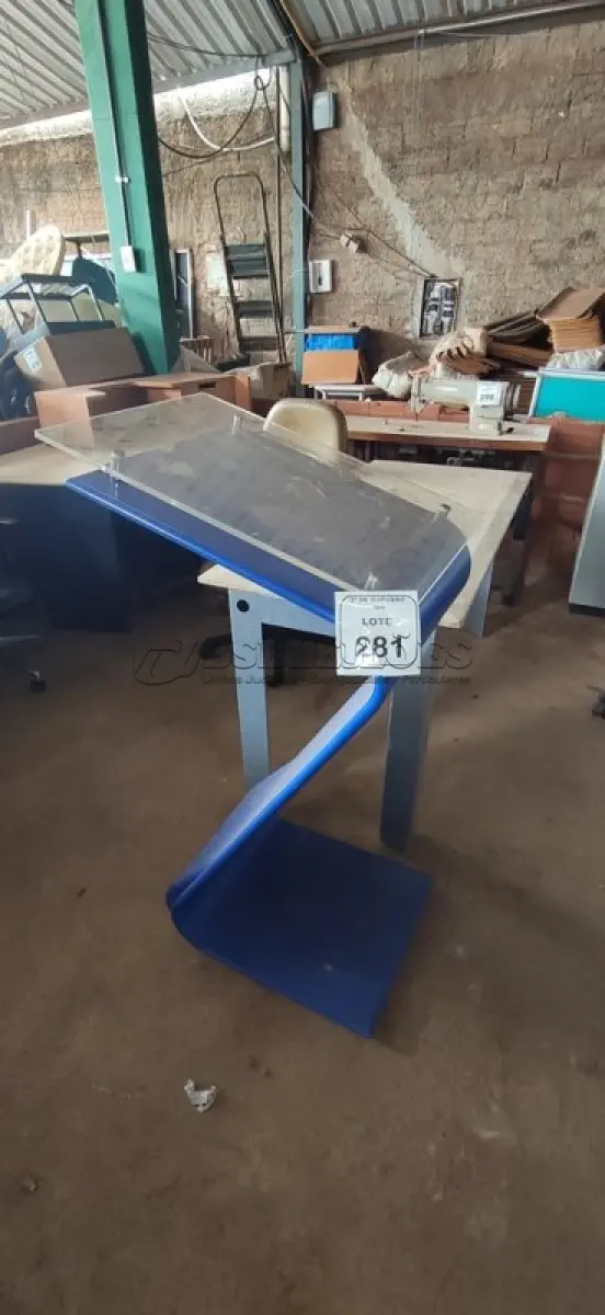 LOTE 281 - 01 PÚLPITO. (NO ESTADO) ATENÇÃO! FAZER A VISITAÇÃO ANTES DE ARREMATAR, NÃO SABEMOS SE FUNCIONA, LEILÃO NÃO TEM GARANTIA E NEM DEVOLUÇÃO, SUJEITO A POSSÍVEIS AVARIAS VISÍVEIS/OCULTAS E/OU AUSÊNCIA DE COMPONENTES.