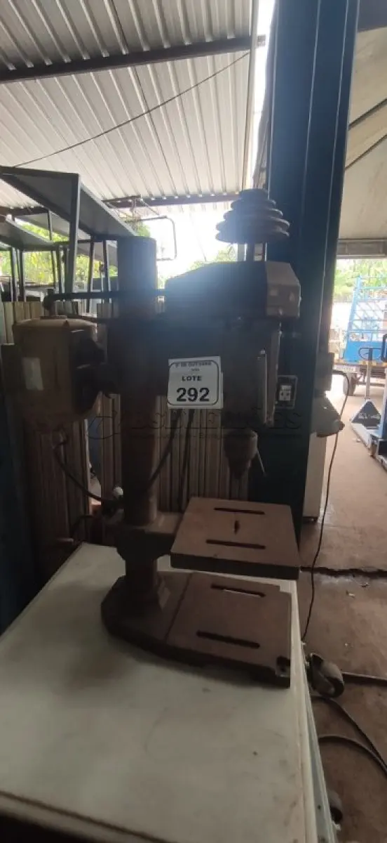 LOTE 292 - 01 FURADEIRA DE BANCADA/CULUNA. (NO ESTADO) ATENÇÃO! FAZER A VISITAÇÃO ANTES DE ARREMATAR, NÃO SABEMOS SE FUNCIONA, LEILÃO NÃO TEM GARANTIA E NEM DEVOLUÇÃO, SUJEITO A POSSÍVEIS AVARIAS VISÍVEIS/OCULTAS E/OU AUSÊNCIA DE COMPONENTES.