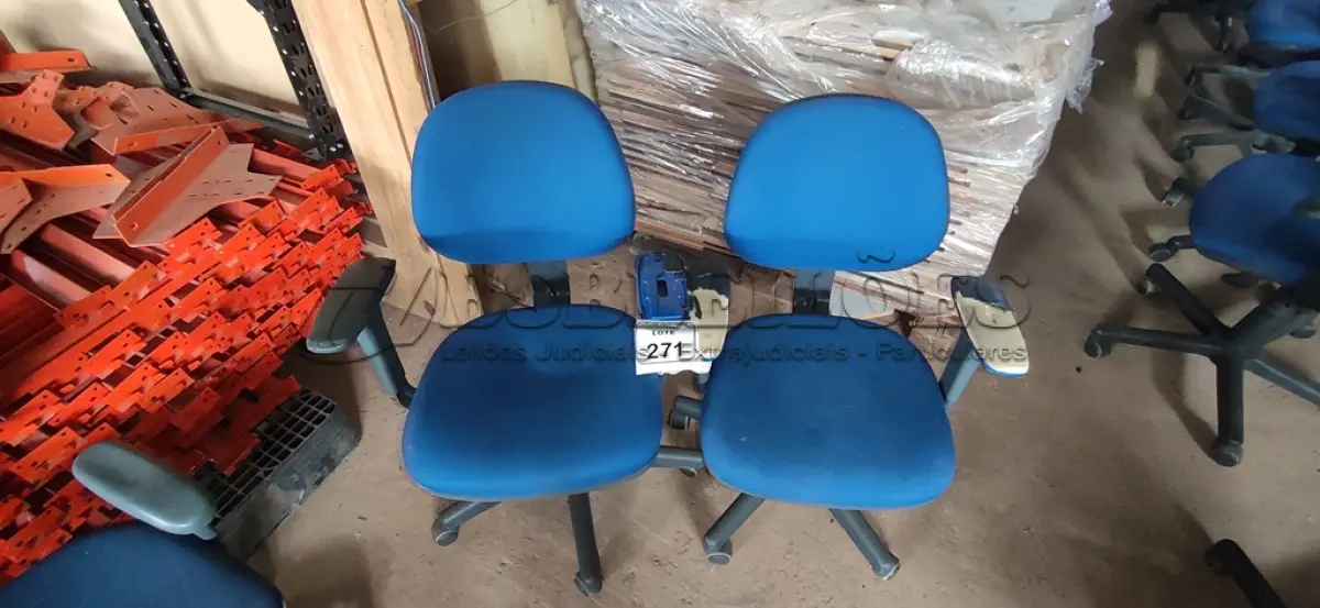 LOTE 271 - 02 CADEIRAS DE ESCRITÓRIO GIRATÓRIA. (NO ESTADO) ATENÇÃO! FAZER A VISITAÇÃO ANTES DE ARREMATAR, NÃO SABEMOS SE FUNCIONA, LEILÃO NÃO TEM GARANTIA E NEM DEVOLUÇÃO, SUJEITO A POSSÍVEIS AVARIAS VISÍVEIS/OCULTAS E/OU AUSÊNCIA DE COMPONENTES.