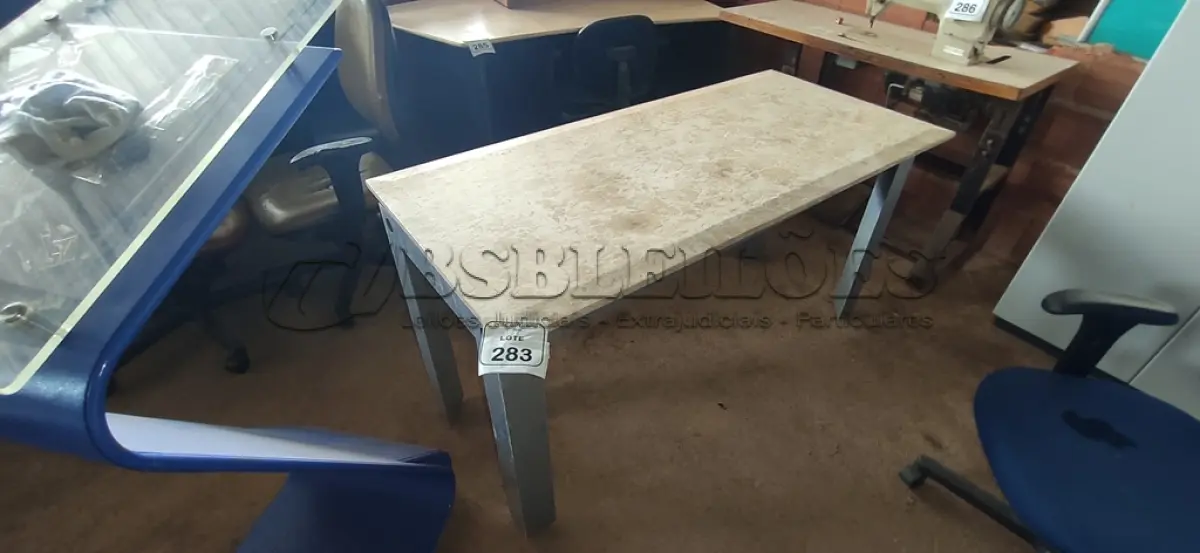 LOTE 283 - 01 MESA COM ESTRUTURA DE FERRO E TAMPO DE PEDRA. (NO ESTADO) ATENÇÃO! FAZER A VISITAÇÃO ANTES DE ARREMATAR, NÃO SABEMOS SE FUNCIONA, LEILÃO NÃO TEM GARANTIA E NEM DEVOLUÇÃO, SUJEITO A POSSÍVEIS AVARIAS VISÍVEIS/OCULTAS E/OU AUSÊNCIA DE COMPONENTES.