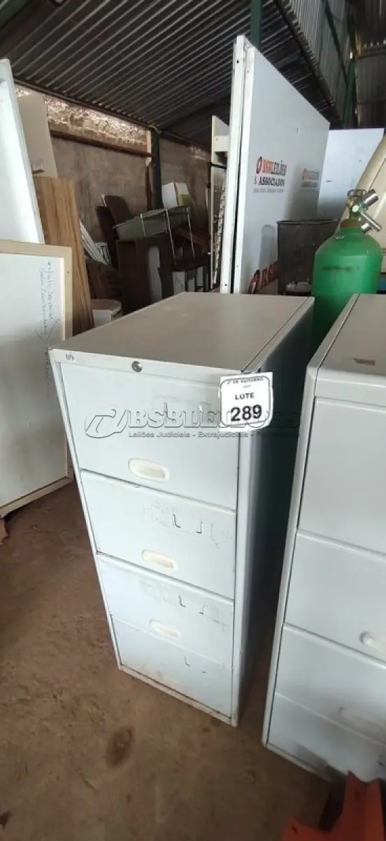 LOTE 289 - 01 ARQUIVO DE AÇO COM 04 GAVETAS. (NO ESTADO) ATENÇÃO! FAZER A VISITAÇÃO ANTES DE ARREMATAR, NÃO SABEMOS SE FUNCIONA, LEILÃO NÃO TEM GARANTIA E NEM DEVOLUÇÃO, SUJEITO A POSSÍVEIS AVARIAS VISÍVEIS/OCULTAS E/OU AUSÊNCIA DE COMPONENTES.