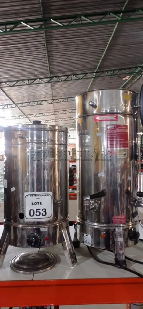 LOTE 053 - 02 CAFETEIRAS INDUSTRIAIS EM INOX. (NO ESTADO) ATENÇÃO! FAZER A VISITAÇÃO ANTES DE ARREMATAR, NÃO SABEMOS SE FUNCIONA, LEILÃO NÃO TEM GARANTIA E NEM DEVOLUÇÃO, SUJEITO A POSSÍVEIS AVARIAS VISÍVEIS/OCULTAS E/OU AUSÊNCIA DE COMPONENTES.